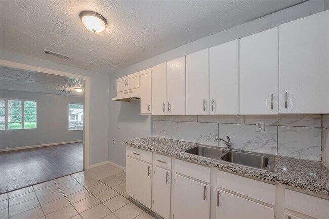 Building Photo - 4906 Larkspur St