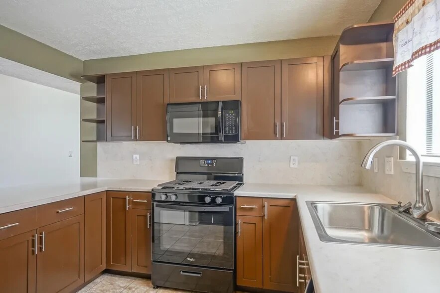 Kitchen - 6909 Cleghorn Rd NW