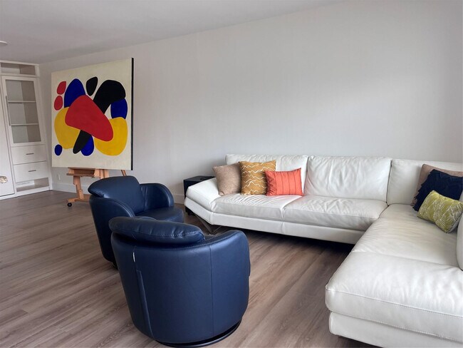 Building Photo - 330 SE 20th Ave