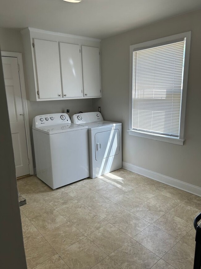 Building Photo - 2 Bedroom Apartment on Blossom Street