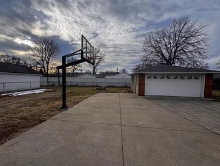 Building Photo - Upper Hunters