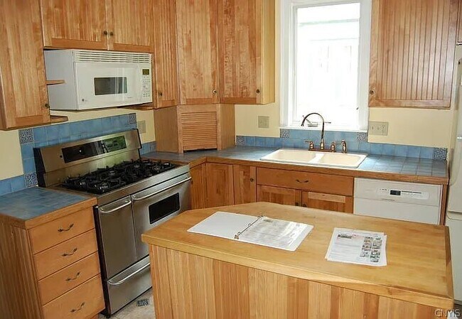 Building Photo - 312 Allen St