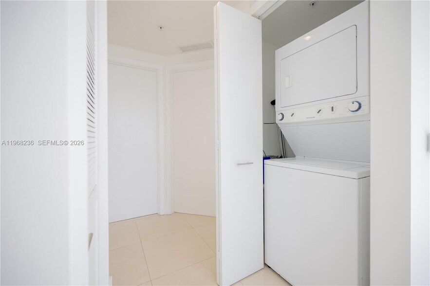 Building Photo - 201 SW 17th Rd