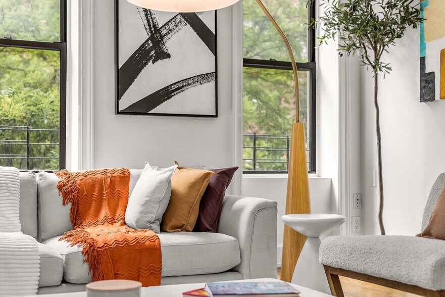 Building Photo - 49 W 16th St