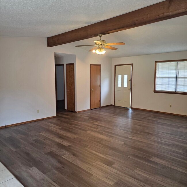 Building Photo - 3 bedroom home in quiet SW Springfield neighborhood.