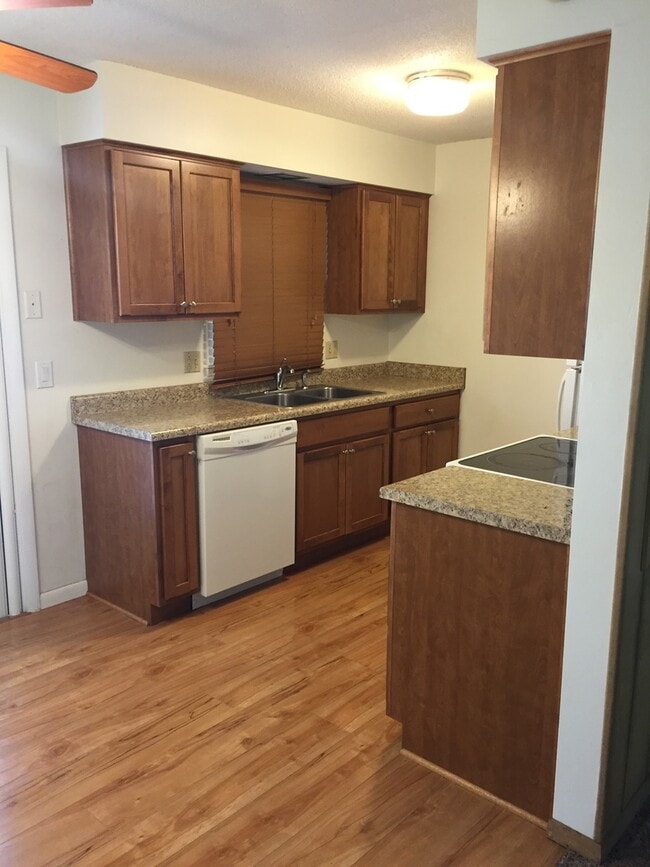 Building Photo - Gorgeous 2 Bedroom, 1.25 Bath Townhouse near UIHC