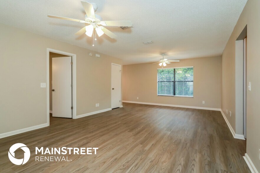 Building Photo - 6353 Tree Top Cir W
