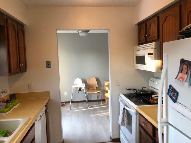 kitchen - 1460 Eastview Dr