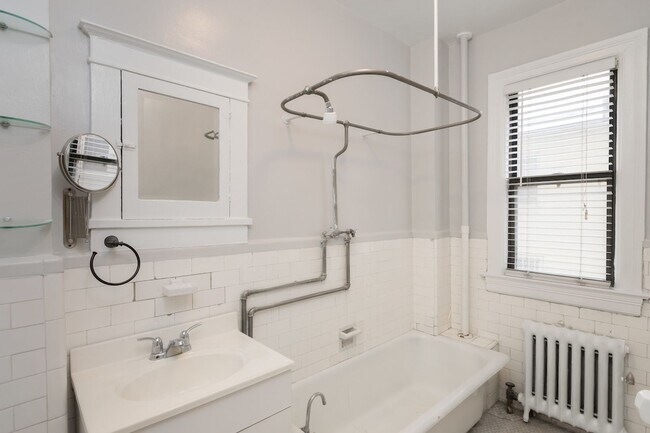 Building Photo - Charming Logan Circle Condo | Studio | 1 Bath | 450 Sf