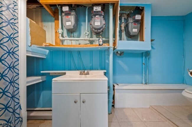 Building Photo - 47 River Rd