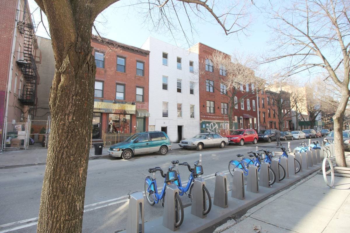 Building Photo - 122 India St