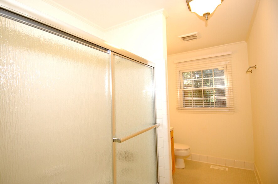 Building Photo - 5400 Emerson Dr
