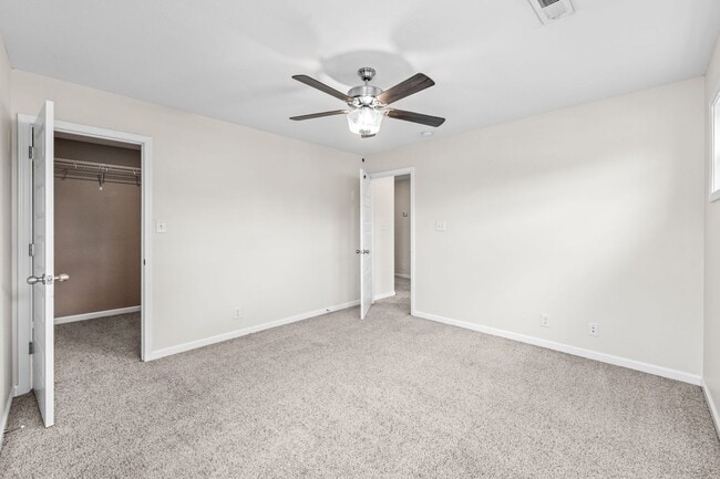 Building Photo - Dog Friendly Three Bedroom!