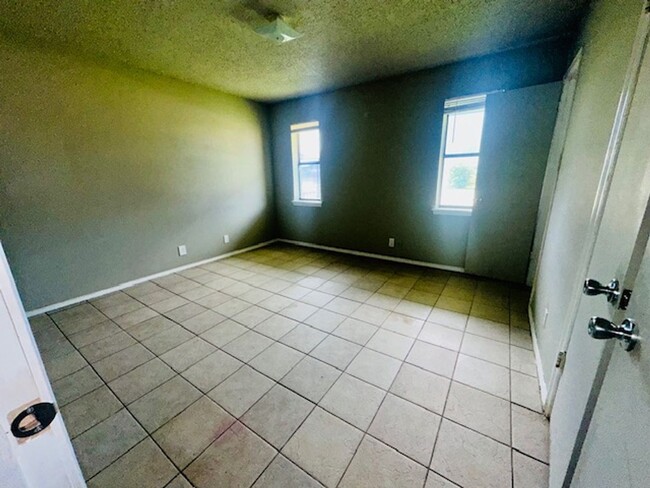 Building Photo - 3 Bedroom and 1.5 Bathroom Home in Tecumseh