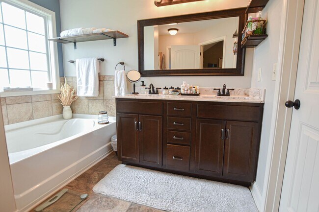 Building Photo - Pet Friendly Four Bedroom!