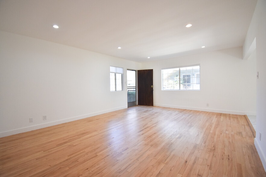 Building Photo - 1570 N Verdugo Rd