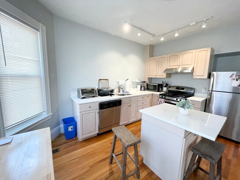 Building Photo - 24 Pond St