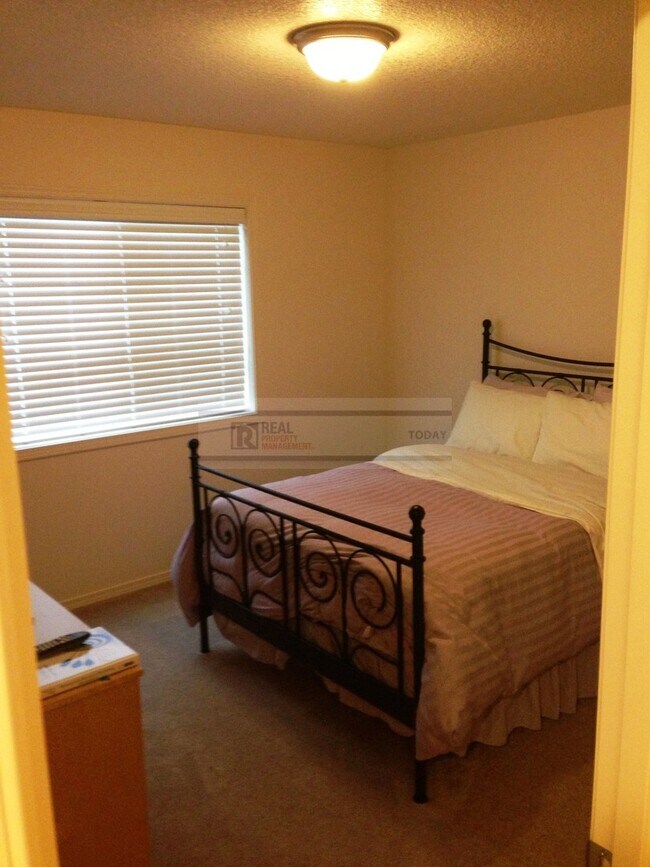 Building Photo - Beautiful 4 Bedroom Home Perfect for Enter...