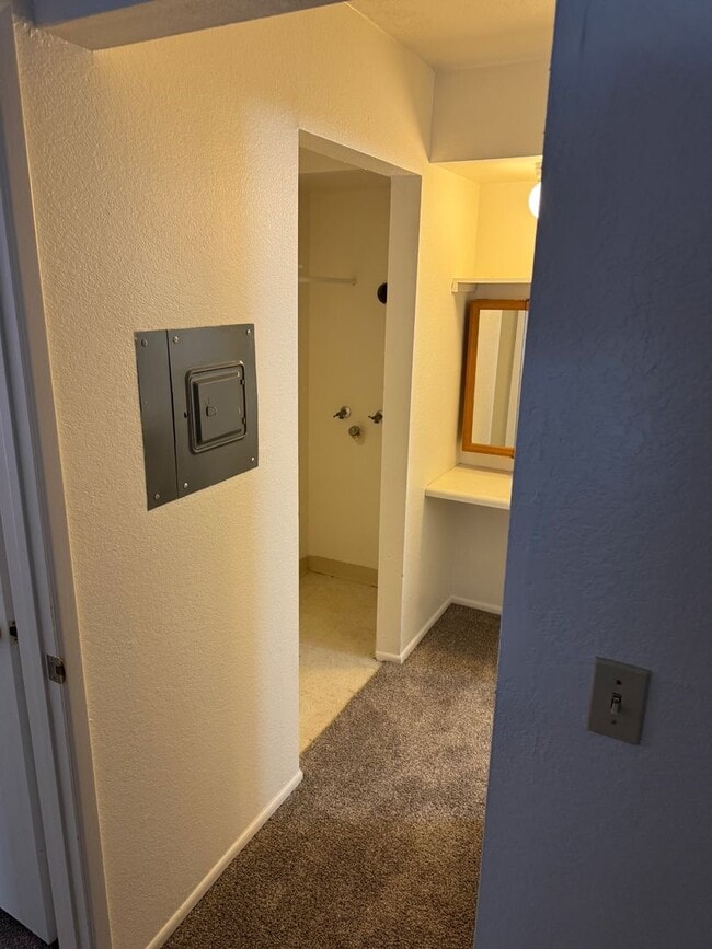 Building Photo - READY NOW! Ground-Level Condo in Universit...