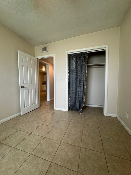 Front bedroom - 405 Upper 8th Avenue South