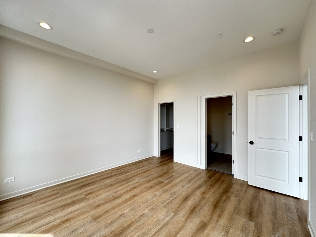 Building Photo - 3207 N Narragansett Ave