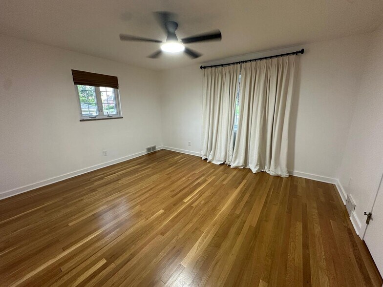 Building Photo - 547 Greenhurst Dr