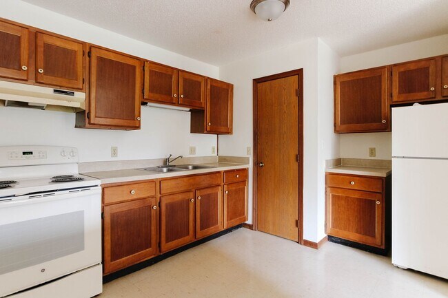 Building Photo - Spacious Living Room