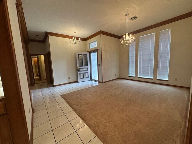 Building Photo - 4 Bed, 2.5 Bath Brick home with 2 car garage