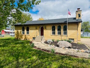 Building Photo - Beautiful home with spacious layout