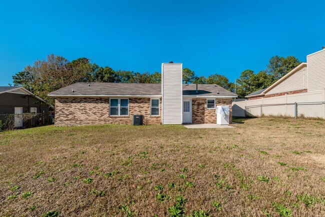 Building Photo - 2937 Dahlia Dr