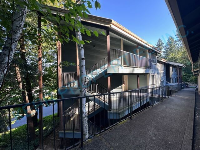 Building Photo - Charming 2-Bed Condo in Clackamas – Perfec...
