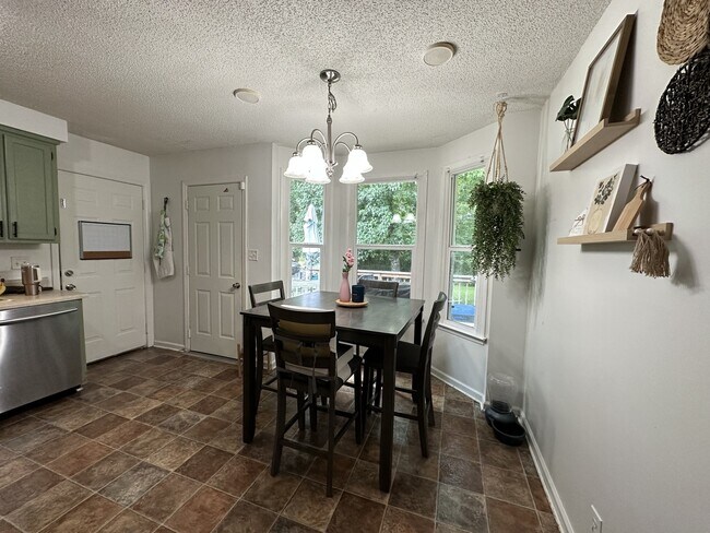 Building Photo - 118 Shady Maple Dr