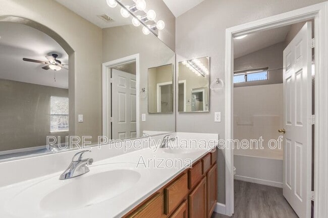 Building Photo - 10512 W Almeria Rd