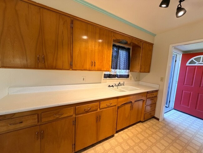 Building Photo - Just listed! Well maintained home in great location!