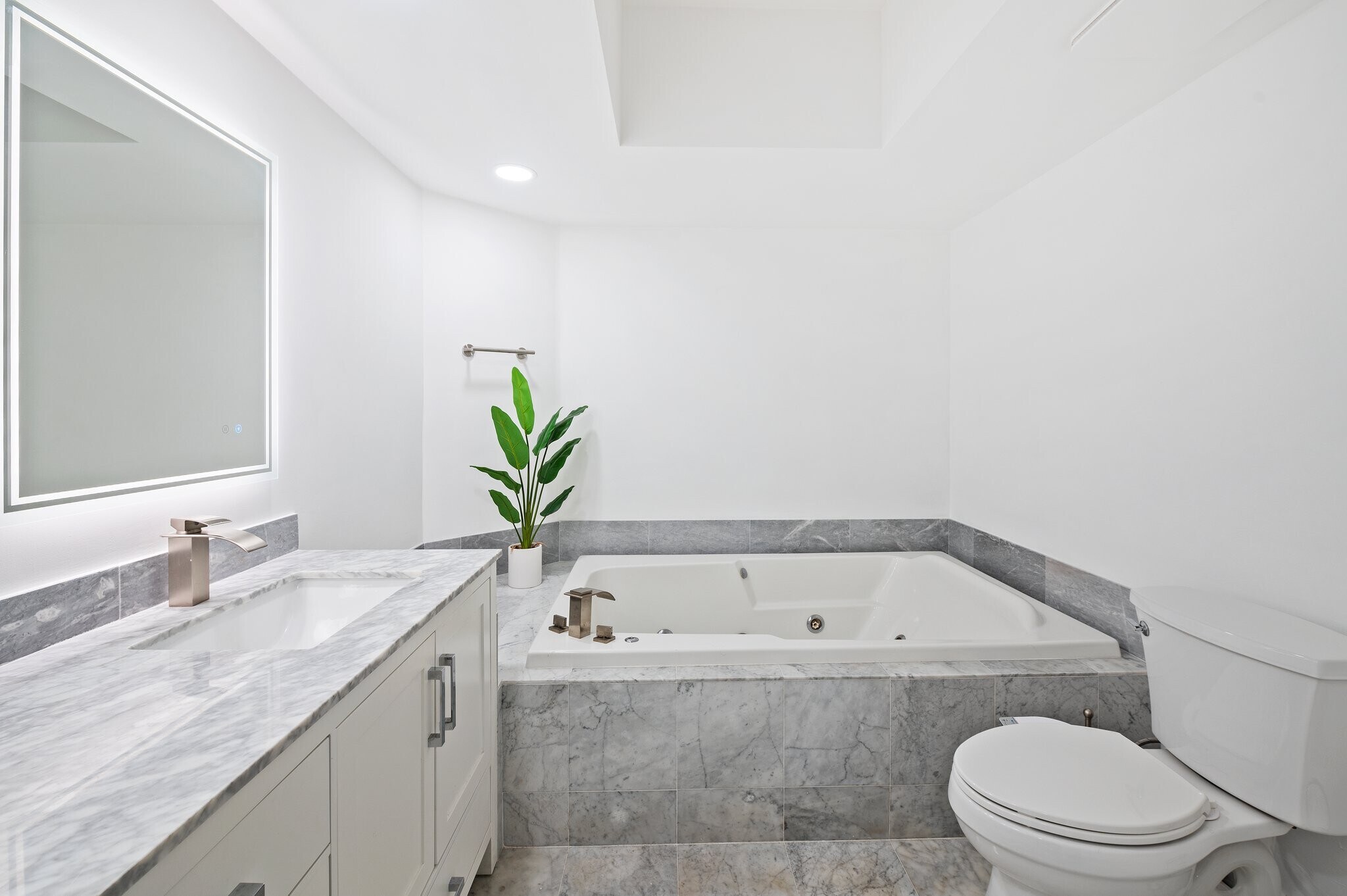 Building Photo - 16485 Collins Ave