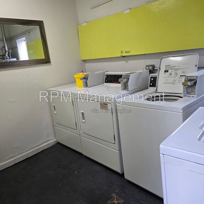 Building Photo - 831 1/3 N Formosa Ave