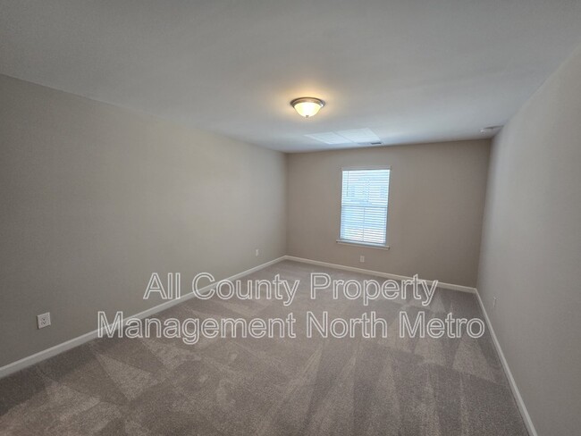 Building Photo - 490 Tall Pnes Ter