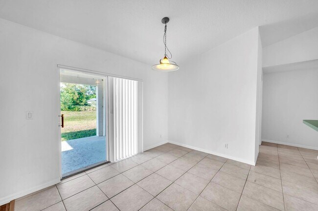 Building Photo - 446 SW S Quick Cir