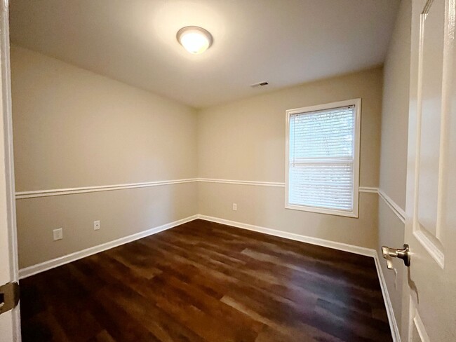 Building Photo - Available November 2024, 3 Bedroom 2 Bathr...