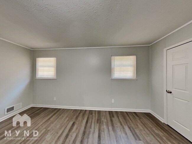 Building Photo - 240 N Hurst Mill Rd