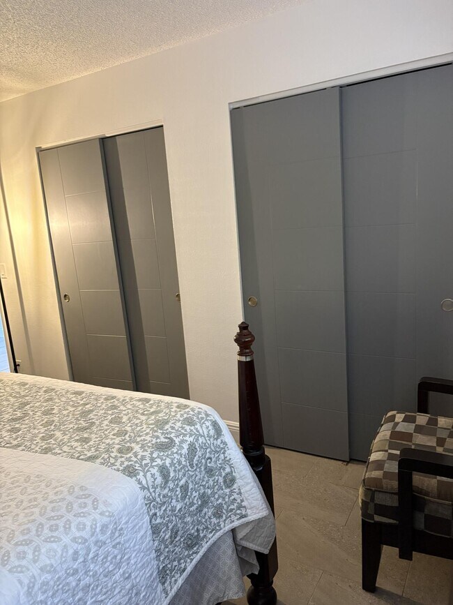 Building Photo - 330 NE 26th Ave