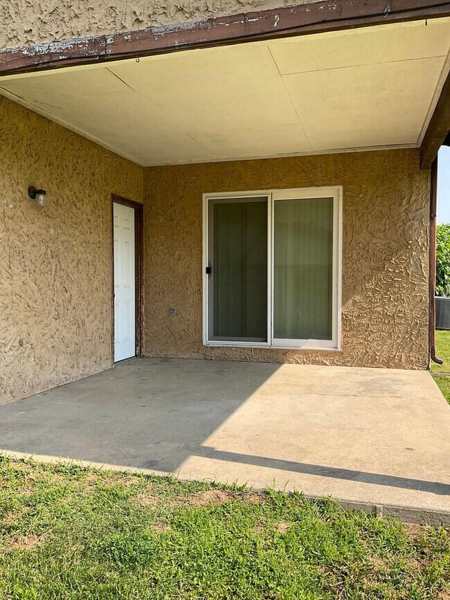 Building Photo - 708 Oxen Dr