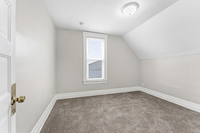 Building Photo - 332 Goddard Rd