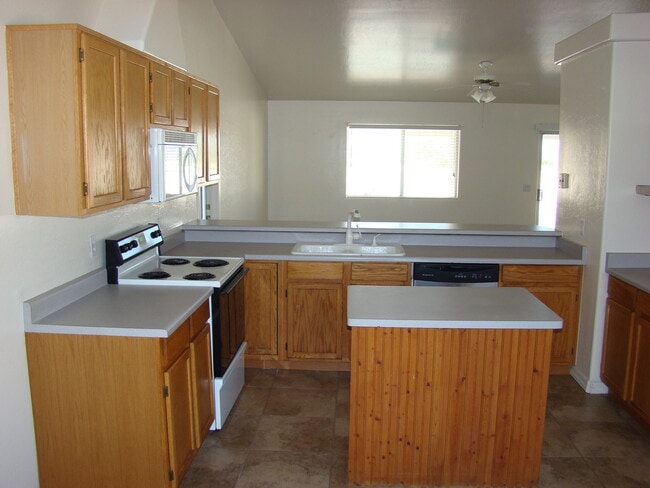 Building Photo - Move in ready! Call for a showing.