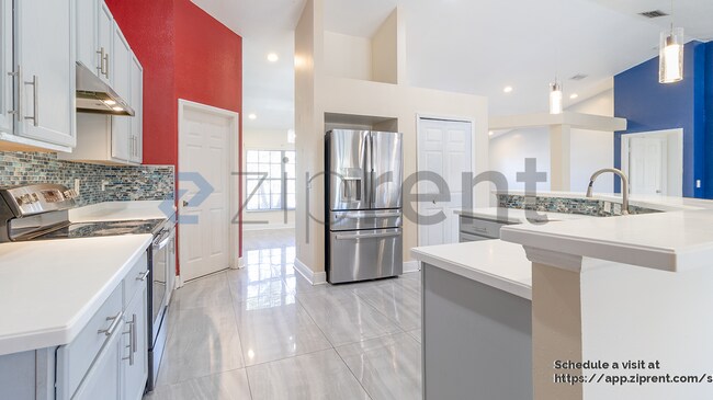 Building Photo - 714 SW Sardinia Ave