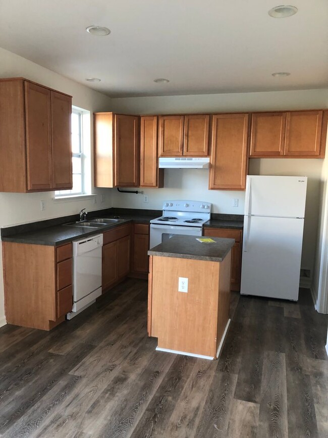 Building Photo - Coming soon - 3 bedroom, 2.5 bath condo in...