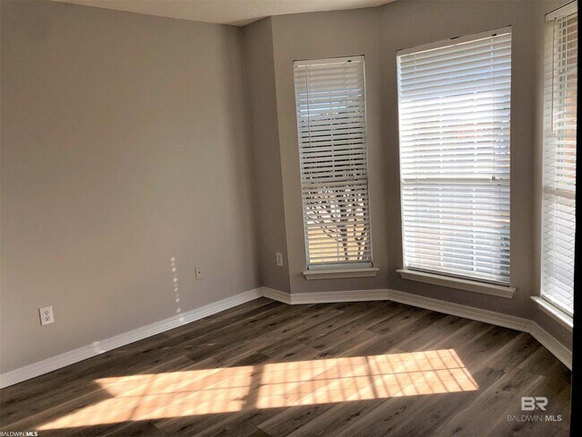 Building Photo - 9839 Hollowbrook Ave