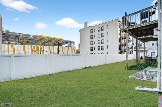 Building Photo - 121 Arlington St