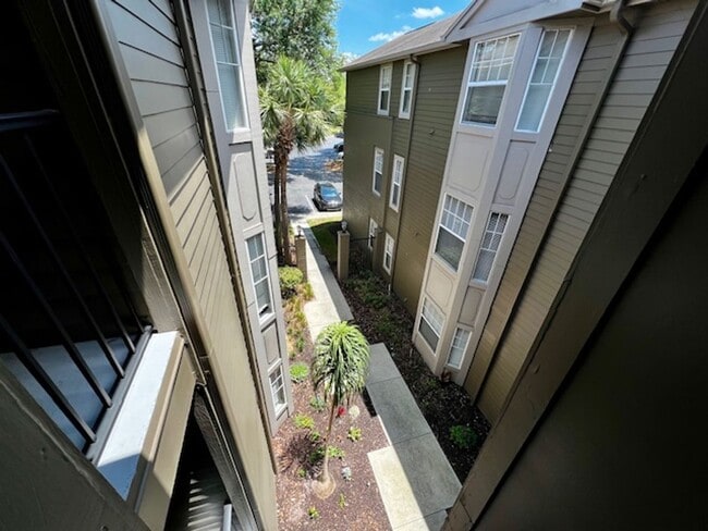 Building Photo - NEW-Remodeled bathroom & kitchen! NEW VINYL PLANK flooring & fresh paint! 2 bedroom 1 bath condo ...