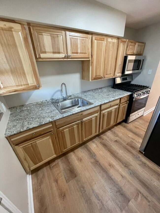 Building Photo - Spacious 1 Bedroom Apartment with Garage Space in the heart of Bellevue!